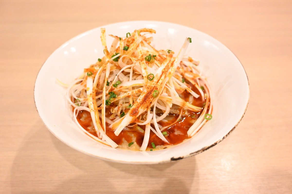 3kagetsudake's tweet photo. 明日12/4(水)11:30〜オープン❗️
【豚汁らーめん屋】
今年の冬は肉と野菜の旨みたっぷりの【豚汁らーめん】！
３種の味噌のオリジナルブレンド味噌、麺に絡みつく絶妙なとろみ、豚汁と相性ばっちりの付け合わせが織りなす美味しさを是非ご賞味下さい☺♪
ご来店お待ちしております🍀 https://t.co/RWWk5kmMRc