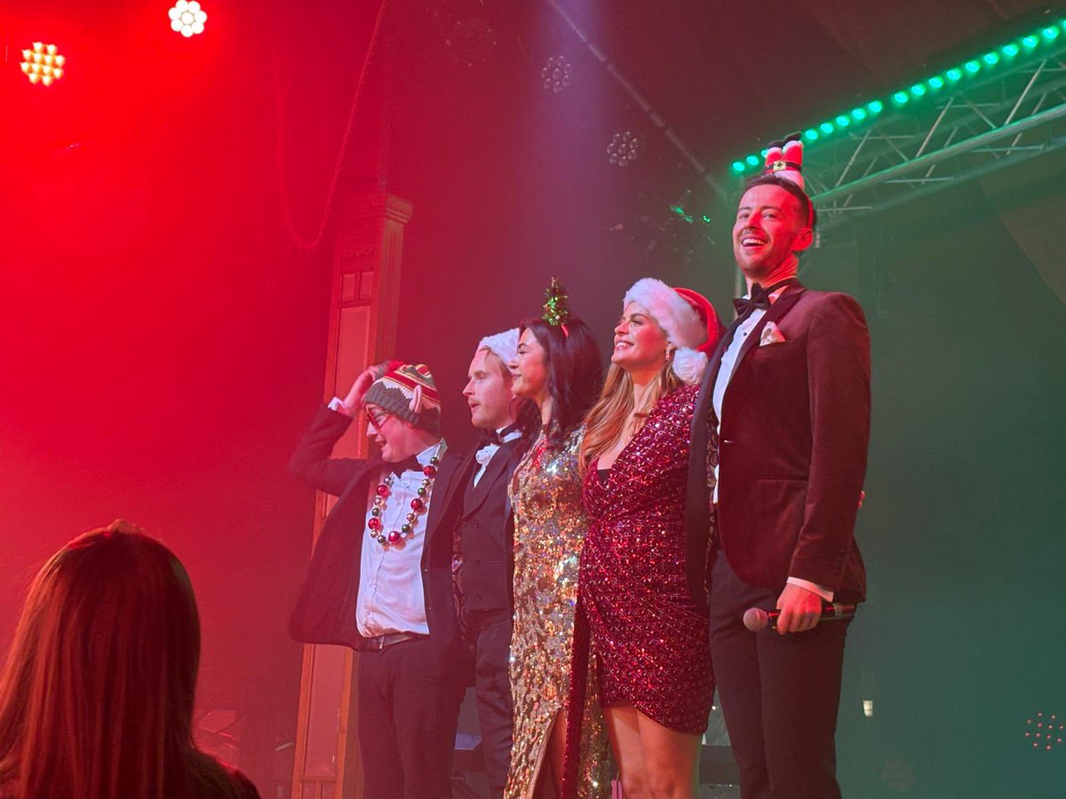 Welsh of the West End at Christmas 🎄🎤🎶

Mwynheuodd pawb ein noson allgyrsiol staff i wylio Welsh of the West End at Christmas. Rydym i gyd yn yr ysbryd Nadolig nawr 🎄