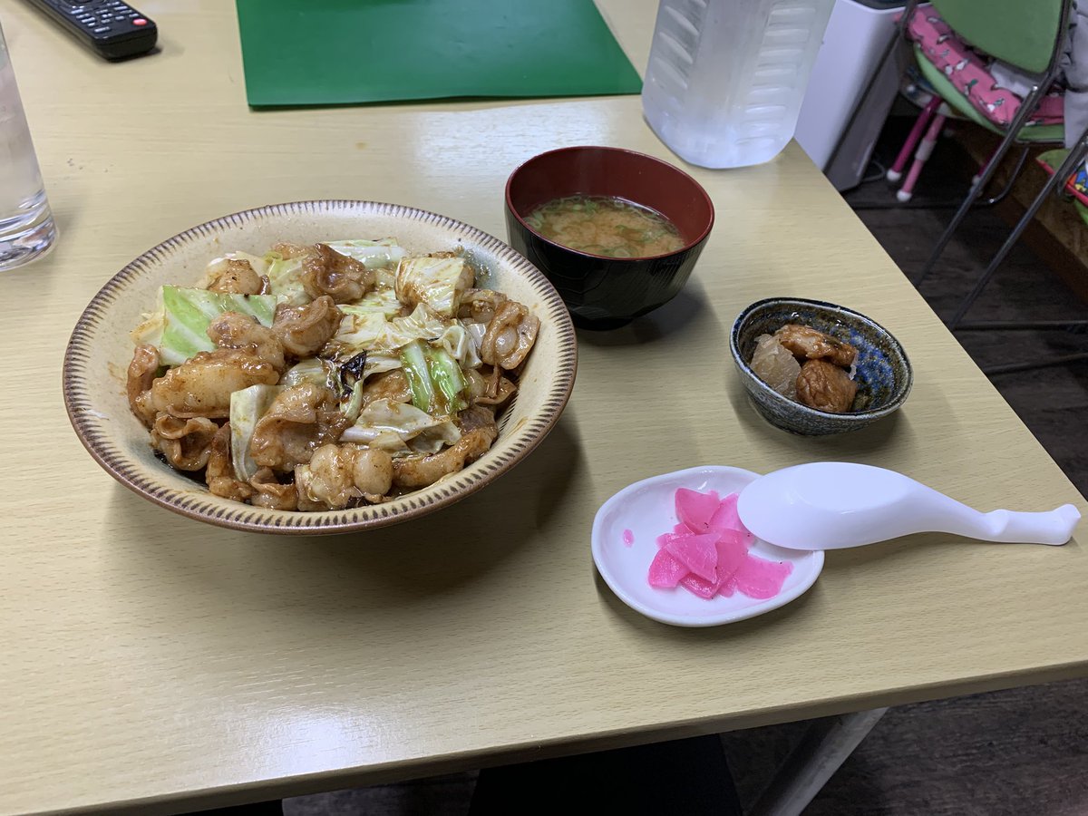 まつみ屋と言う居酒屋で夜飯食べました。ホルモン丼最高でした😃