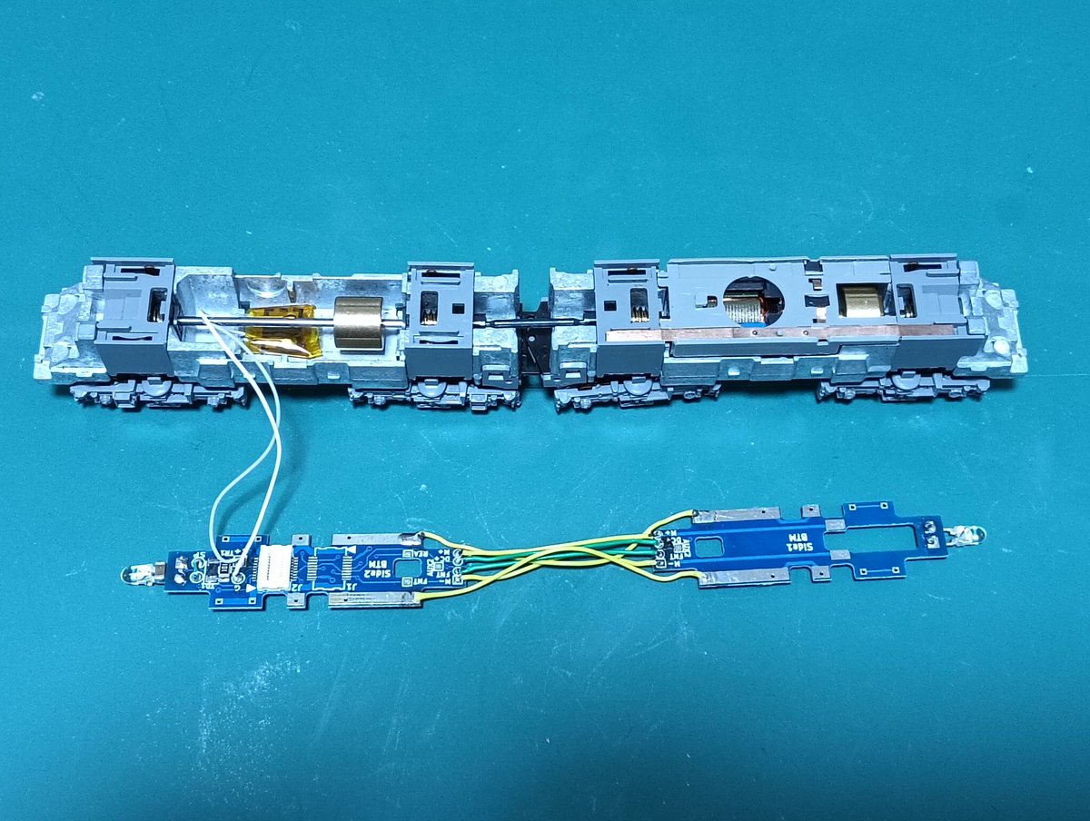 rkinsight8000's tweet photo. 久しぶりのDCC工作
半年前に検討して材料も揃えていたのに時間経つのが早い…
今回はKATO製EH200をDCC化
使用製品は
traino製のEL-HS2(SmileSound用)
nagoden製のSmileDecoder4808 N18
を利用
この方法でデコーダ搭載側のフライホイールを外す事なく搭載が完了
#traino
#smilesound 
＃nagoden https://t.co/Opo90RgVJ5