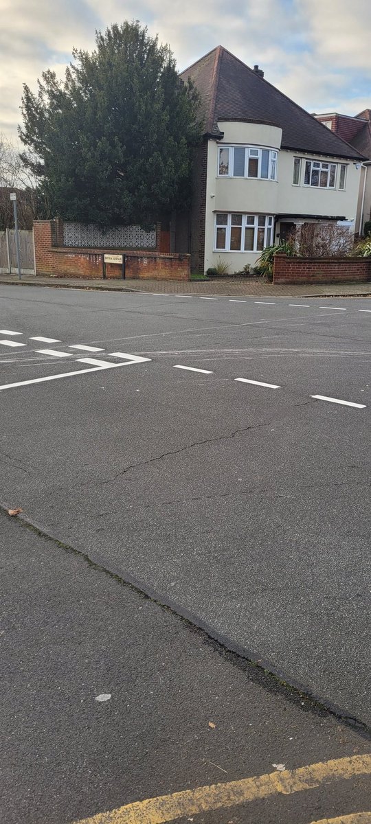 Thank you <a href="/Brent_Council/">Brent Council</a> <a href="/BrentCustServ/">BrentCustServ</a> <a href="/RyanHack_/">Cllr Ryan Hack</a> for our new visible lines!  Feel safer on that junction now.  #RoadSafety #Brent