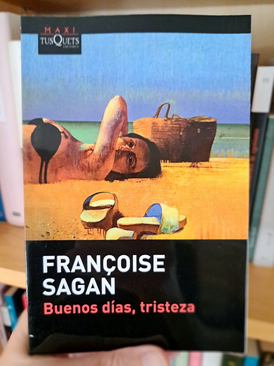 ds_conocimiento's tweet photo. Buenos días, tristeza, Françoise Sagan

Mucho se ha escrito sobre el tránsito hacia la madurez desde la adolescencia, pero quizá no tanto sobre ese egoísmo que todos los jóvenes exhiben orgullosos como si el sentido del mundo solo a ellos les hubiera sido revelado. En Buenos días, tristeza tenemos una protagonista cuya autopercepción la confunde casi tanto como la mala interpretación que realiza de aquello que le rodea.

La novela es un canto a la melancolía de esa juventud que todo lo puede, que avasalla la vida desde la inocencia, pero a través de la mirada de Cecile, una muchacha cuyos juicios no hacen sino demostrarse errados. Sagan, quizá por la edad a la que redactó el texto, se adentra en la mente de una joven tan arrogante como ignara con luminosa precisión: las acciones de Cecile están guiadas por esa vanidad adolescente que considera que el mundo está exclusivamente diseñado para colmar sus deseos, pero a lo largo de la obra irá percibiendo el tenue velo que separa los ideales de la realidad.

Buenos días, tristeza, así, puede tomarse como un dulce canto a la energía de la juventud, aunque también como un reflejo de esa inconsciencia que desemboca en decisiones basadas en el capricho. Inseparables ambas, y también deslumbrantes.
