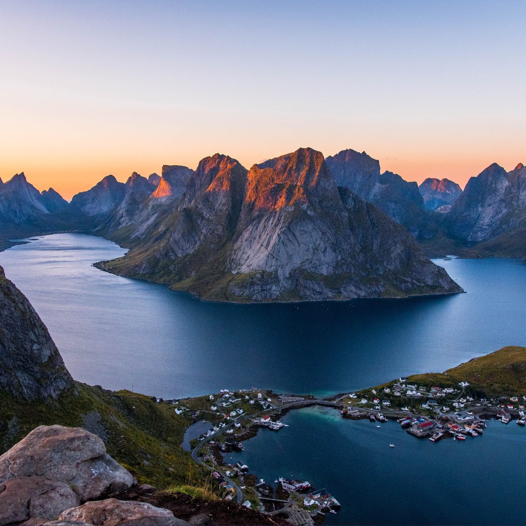Selectour's tweet photo. 🏔️✨ Les îles Lofoten, un paradis nordique entre fjords et montagnes. Si vous étiez ici, que préférez-vous ? 🌌🏖️
#ileslofoten #norvege #nature #aventuresnordiques #voyageunique #paysagesderêve #voyageravecselectour #selectour https://t.co/W1dWpsFuFF