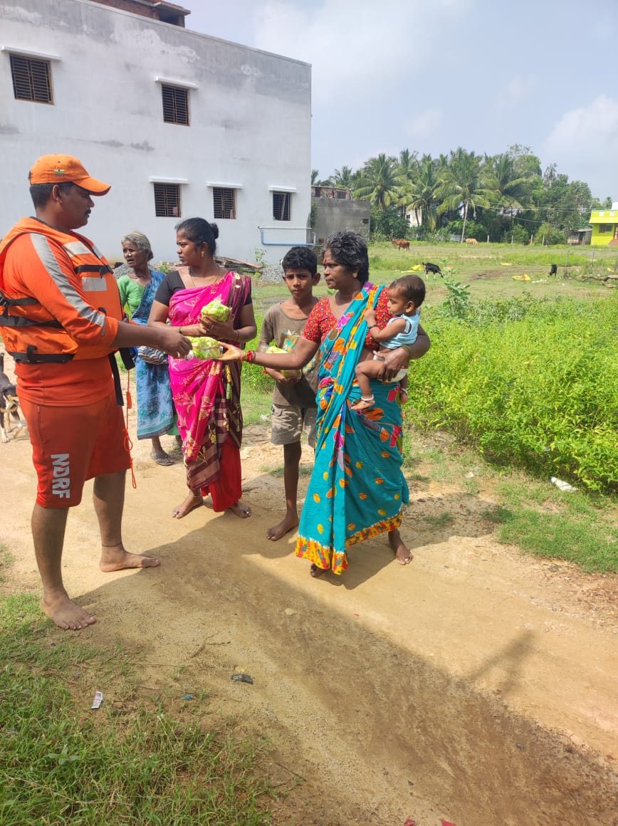 04NDRF's tweet photo. #NDRF04 BN team in Bagur, #Puducherry, actively engaged in floodwater rescue operations. Providing essential food supplies and basic needs to affected communities. #NDRF remains steadfast on the ground in Puducherry. #NDRF #FloodRelief #PuducherryRains
@NDRFHQ
@ndmaindia
@ANI https://t.co/Yn6CLH5kps