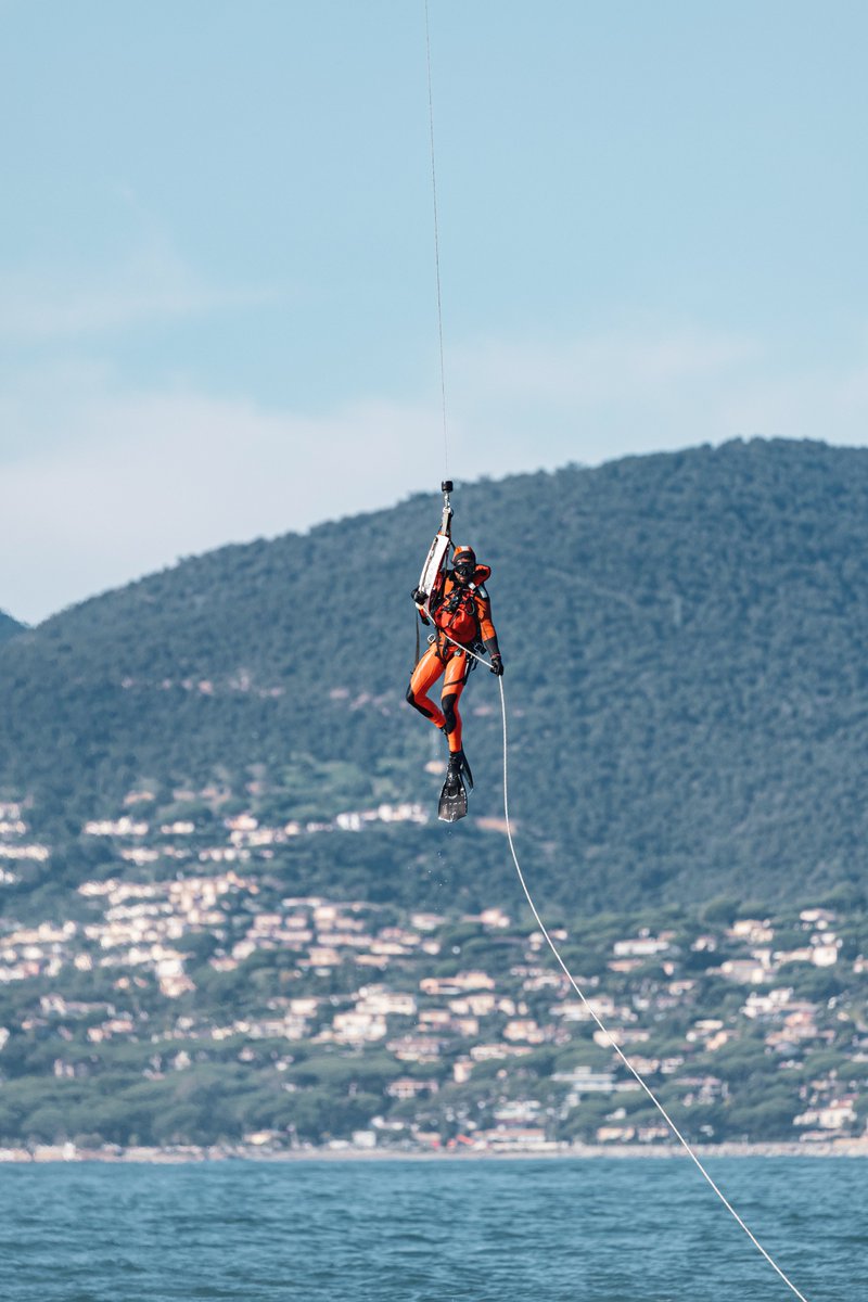 MarineNationale's tweet photo. Entrainement au « treuillage naufragé » entre la Flottille 32F et les @SauveteursenMer de Saint-Tropez

🚁Un treuillage technique qui se réalise directement depuis un canot de sauvetage vers l’hélicoptère. https://t.co/OOCxFk1x6f