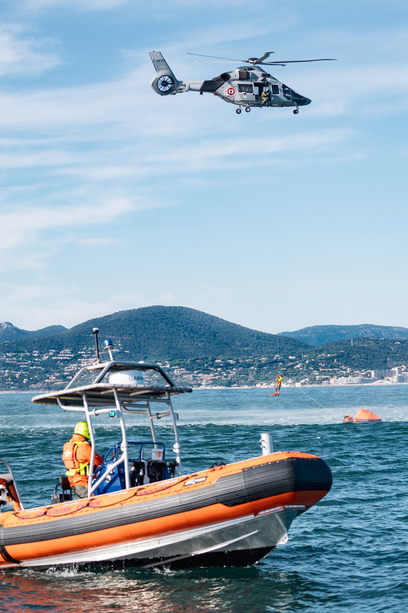 MarineNationale's tweet photo. Entrainement au « treuillage naufragé » entre la Flottille 32F et les @SauveteursenMer de Saint-Tropez

🚁Un treuillage technique qui se réalise directement depuis un canot de sauvetage vers l’hélicoptère. https://t.co/OOCxFk1x6f