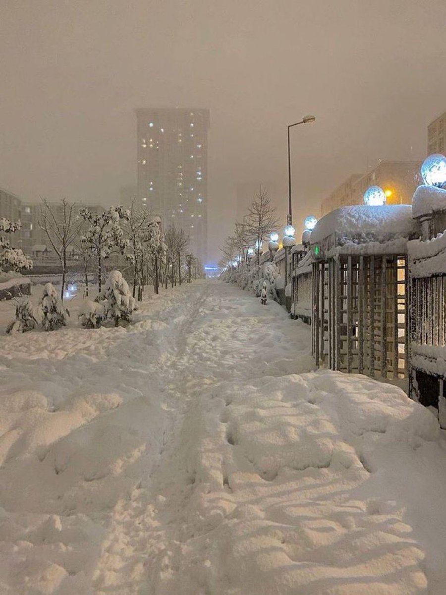 Mhmterdenn's tweet photo. kulaklığı takıp yurumelik... https://t.co/a2Ubfl8GVb