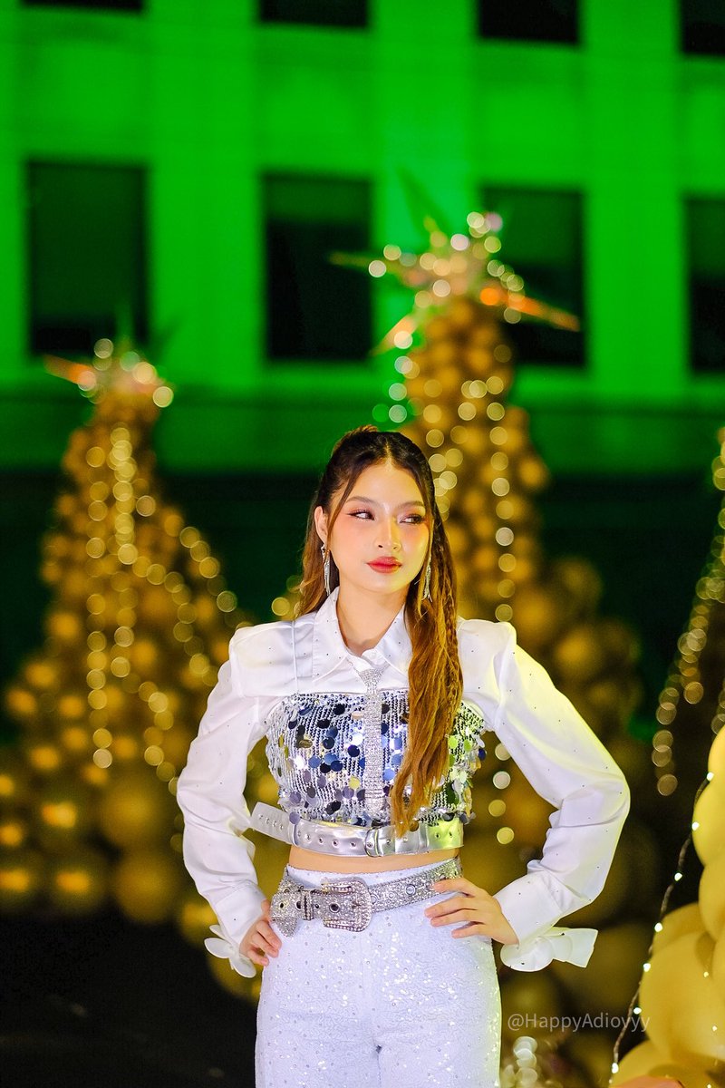 coletous's tweet photo. oh wow... she's literally glowing https://t.co/4clAMvK8cM