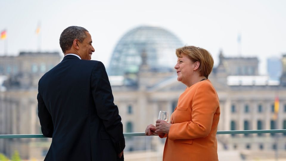 PGKroeger's tweet photo. In Washington presenteert Merkel haar boek samen met Obama. De naam Donald Trump valt niet één keer in anderhalf uur conversatie. #BetrouwbareBronnen las het boek voor u al! https://t.co/zpc7ggVryG https://t.co/quvL5LstLx