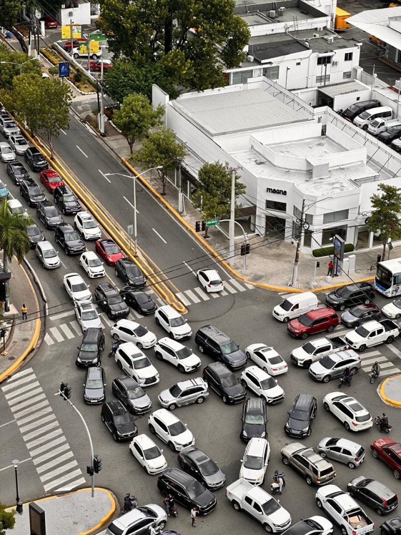 giovannida's tweet photo. ¡Buenos días Xland! @MiltonMorrison, el @INTRANT_RD y @ametrd deben tomar medidas extraordinarias en está caótica época navideña donde el #tránsito de RD se complica; sobre todo en las esquinas más transitadas; es increíble tratar con la impaciencia de los conductores. 1/3 #SOSrd https://t.co/QLH1gBEI0Y