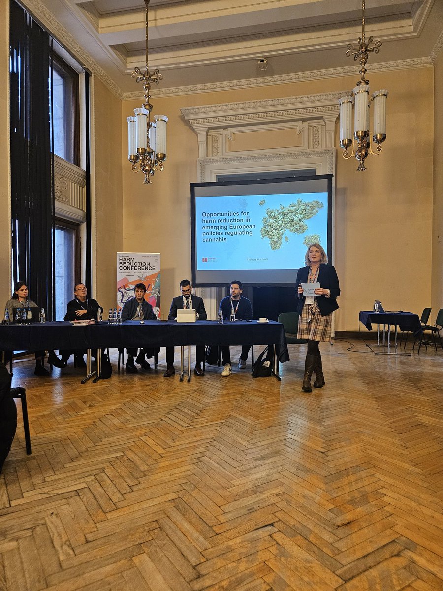 Kollega <a href="/anniken_sand/">Anniken Sand</a> frå <a href="/KorusOslo/">KORUS Oslo</a> modererer stødig sesjonen Cannabis Regulation and Harm Reduction. Fleire spanande innlegg! Det er ei ganske tydeleg lenke mellom skadereduksjon og regulering av rusmidlar..

#EHRC2024