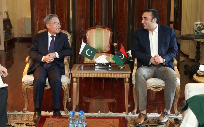 MediaCellPPP's tweet photo. اسلام آباد: پاکستان پیپلزپارٹی کے چیئرمین بلاول بھٹو زرداری سے ملاقات کے لئے چین کے سفیر جیانگ زیڈونگ کی زرداری ہاؤس آمد

اسلام آباد: چیئرمین بلاول بھٹو زرداری اور پاکستان میں چین کے سفیر جیانگ زیڈونگ کے درمیان دوطرفہ تعلقات کے فروغ پر بات چیت

اسلام آباد: چیئرمین بلاول بھٹو زرداری اور پاکستان میں چین کے سفیر جیانگ زیڈونگ کے درمیان دوطرفہ سماجی و ثقافتی رابطوں میں اضافے پر بھی گفتگو

اسلام آباد: چیئرمین بلاول بھٹو زرداری کے ہمراہ سابق وزیر خارجہ حنا ربانی کھر بھی موجود
@BBhuttoZardari
