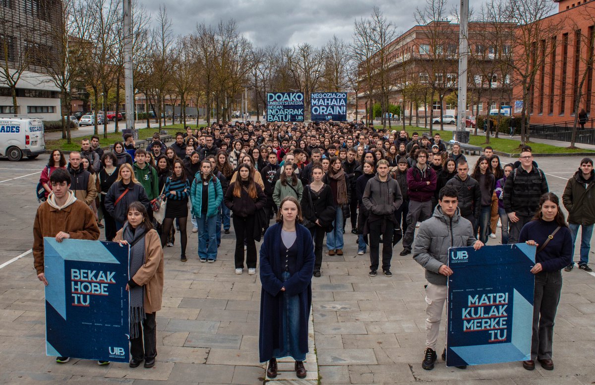Gaur Gasteizko campusean bildu gara errektore berriari matrikulak merketzea eta bekak hobetzea eskatzeko. Izan ere, 10.500 ikaslek baino gehiagok sinatu dugu aldarrikapen horien alde, eta orain, gure eskakizunak betetzen direla bermatzeko negoziazio mahai bat exijitu nahi diogu.