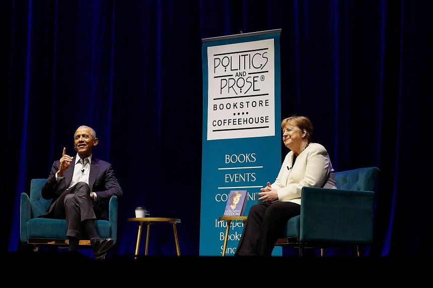 PGKroeger's tweet photo. In Washington presenteert Merkel haar boek samen met Obama. De naam Donald Trump valt niet één keer in anderhalf uur conversatie. #BetrouwbareBronnen las het boek voor u al! https://t.co/zpc7ggVryG https://t.co/quvL5LstLx