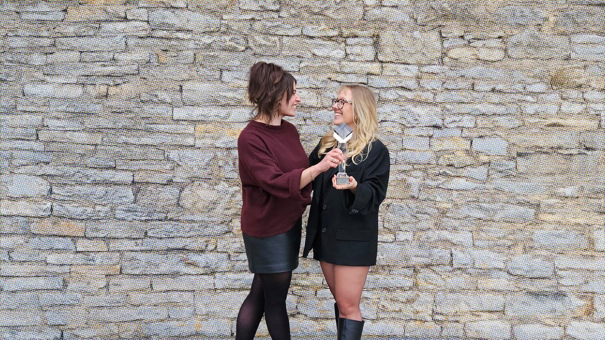 Zum sechsten Mal in Folge haben wir den Deutschen #Agenturpreis gewonnen! Mit unserem SEO-Projekt im B2C-Bereich konnten wir die Jury überzeugen. Ein riesiges Dankeschön an Sophia und Emilie, die das Projekt vorbereitet und eingereicht haben. 🙌🫶🏼 hubs.la/Q02-67gz0