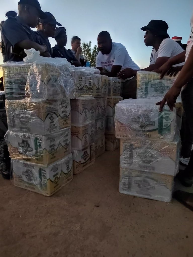 ChrisExcel102's tweet image. In South Africa there are South African law abiding women who sit on bad weathers to hustle for their families 

Government doesn’t give them any assistance 

But there are illegal Zama Zamas who get free food from the government… 😭😭