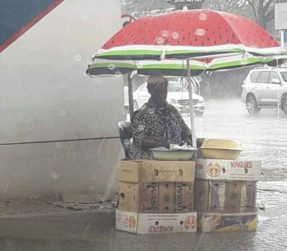 ChrisExcel102's tweet image. In South Africa there are South African law abiding women who sit on bad weathers to hustle for their families 

Government doesn’t give them any assistance 

But there are illegal Zama Zamas who get free food from the government… 😭😭