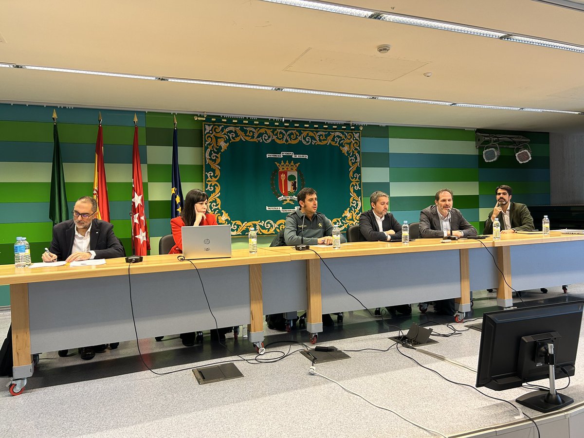 <a href="/ArturoCavanna/">Arturo Cavanna ツ</a> <a href="/FaculEDUAM/">FACULTAD DE FORMACIÓN DEL PROFESORADO Y EDUCACIÓN</a> <a href="/melchor/">Melchor Gómez</a> <a href="/CatedraERIA/">Cátedra ERIA</a> <a href="/UAM_Madrid/">UAM Autónoma Madrid</a> <a href="/founderz/">Founderz | Business School</a> <a href="/MicrosoftES/">Microsoft España</a> Empezamos con la primera mesa redonda: Seguridad e Infancia, con profesionales de <a href="/AEPD_es/">Agencia Española de Protección de Datos</a> <a href="/guardiacivil/">Guardia Civil</a> @Diego_GranjaB <a href="/SamsungEspana/">Samsung España</a> <a href="/APRAMP/">APRAMP</a> y 
<a href="/ArturoCavanna/">Arturo Cavanna ツ</a> moderador de la mesa.
<a href="/FaculEDUAM/">FACULTAD DE FORMACIÓN DEL PROFESORADO Y EDUCACIÓN</a> <a href="/UAM_Madrid/">UAM Autónoma Madrid</a> <a href="/melchor/">Melchor Gómez</a> <a href="/moussaboumadan/">Moussa Boumadan</a> <a href="/j_manso/">Jesús Manso</a>