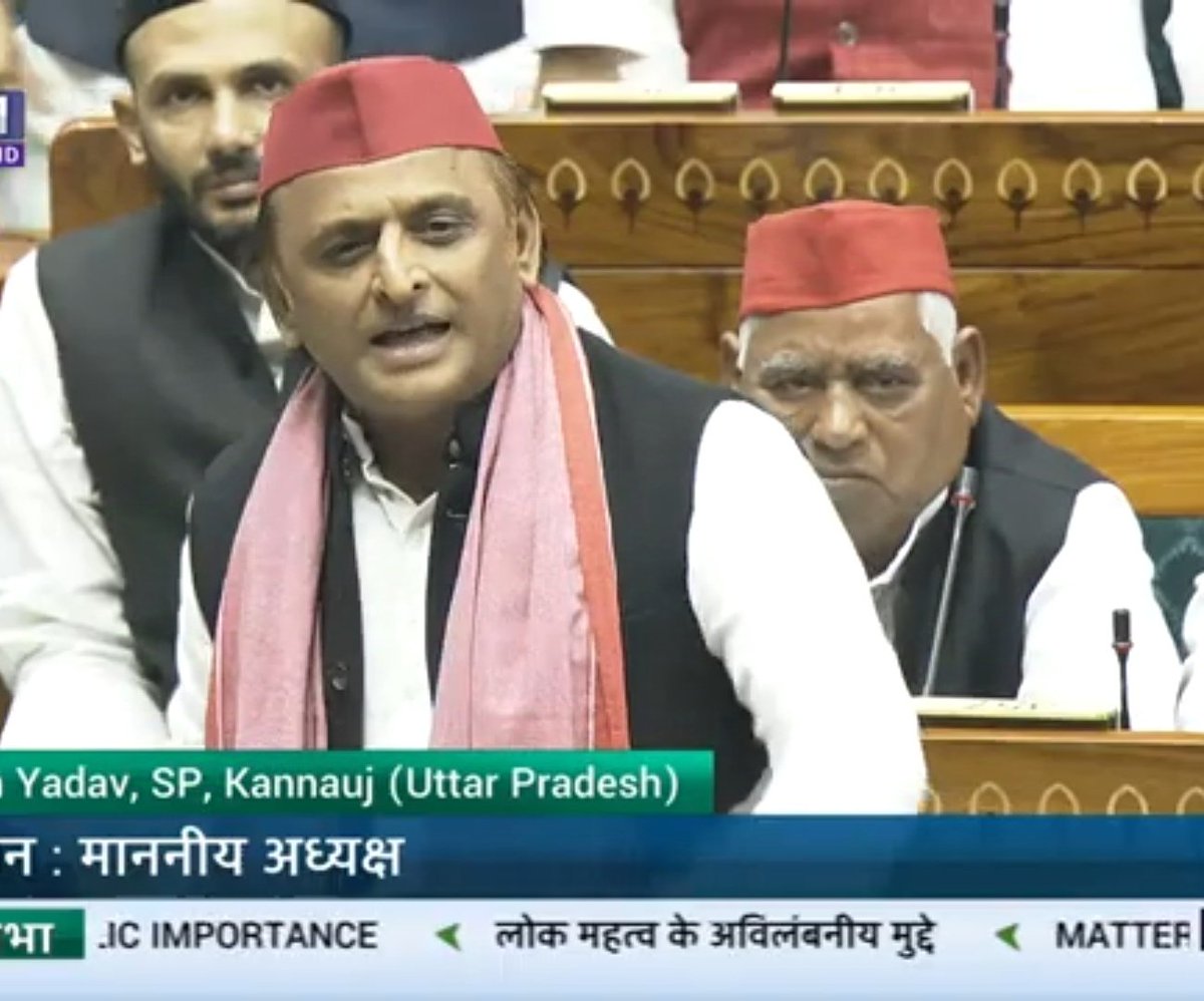 AnilYadavmedia1's tweet photo. गिरिराज सिंह को आज लोकसभा में 
UP के Super Star नेता ने रेल दिया,

@yadavakhilesh जब सम्भल के मुद्दे पर सदन में बोल रहे थे,
तब गिरिराज सिंह ने भाषण के दौरान हल्ला गुल्ला किया,
तभी अखिलेश यादव ने कहा,
ए तुम्हारी यात्रा रुकी क्यों है आजकल,
दूसरी तरफ ले जाओ अपनी यात्रा,

फिर गिरिराज सिंह शांति से बैठ गए,

गिरिराज सिंह भूल गए थे,

फ्लॉवर नहीं,
बाघ का करेजा है वो,