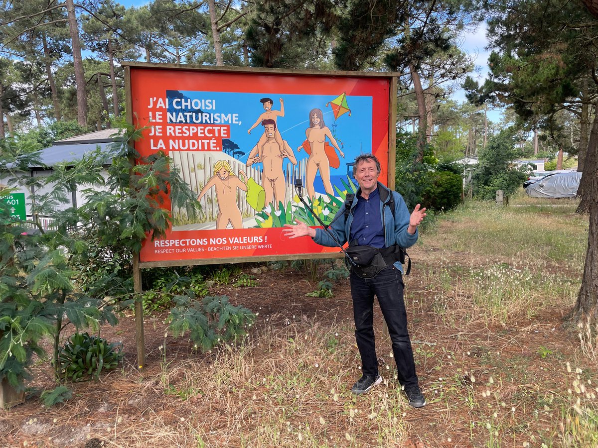 AntoineDeMax's tweet photo. Je repars sur les routes de France avec ma vieille décapotable bleue pour J’IRAI DORMIR CHEZ LES GAULOIS 2 !
👉 Un épisode INÉDIT à découvrir ce vendredi 6 décembre à 21h10 sur @RMCDecouverte 

Et comme à la fin de chaque Spéciale #JDCV, ne ratez pas les coulisses de mon voyage. https://t.co/SDEIs9DwSe