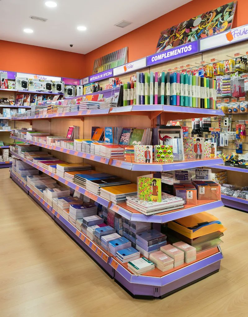 Barriolasletras's tweet image. Hoy te queremos hablar de una tienda imprescindible que nos soluciona el día a día en el Barrio de las Letras siempre que necesitamos material de papelería. Se trata de #Folder
Desde su creación Folder ha apostado por un modelo en el que el trabajo en equipo, la calidad