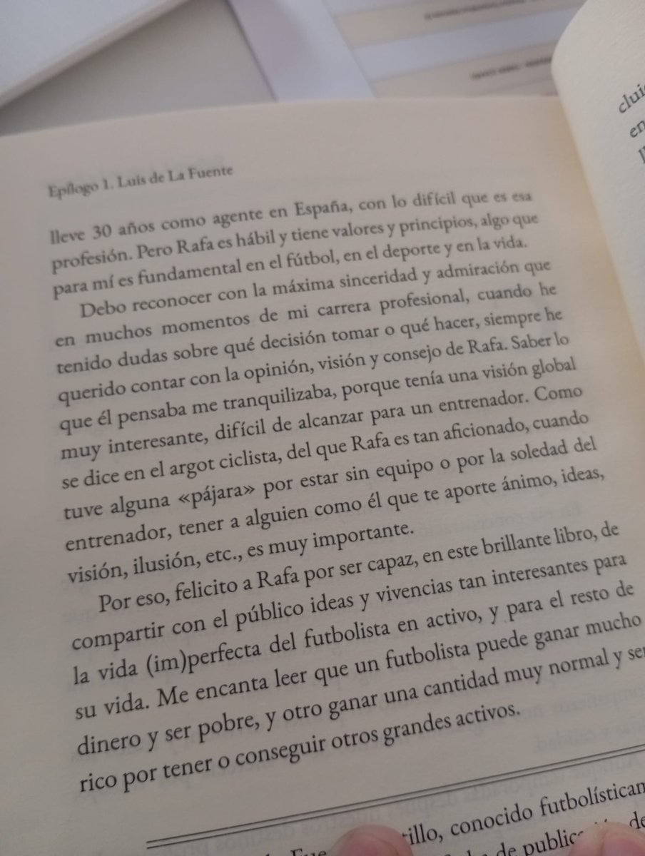 📚 Recibido ya el libro 'Futbolista pobre, futbolista rico' de <a href="/rafitaagente46/">Rafa RodriguezRafita</a>. Me quedo, entre otras muchas cosas, con la frase Luis de la Fuente en el epílogo: "Cuando he tenido dudas sobre qué decisión tomar en mi carrera he querido contar con la opinión, visión y consejo de