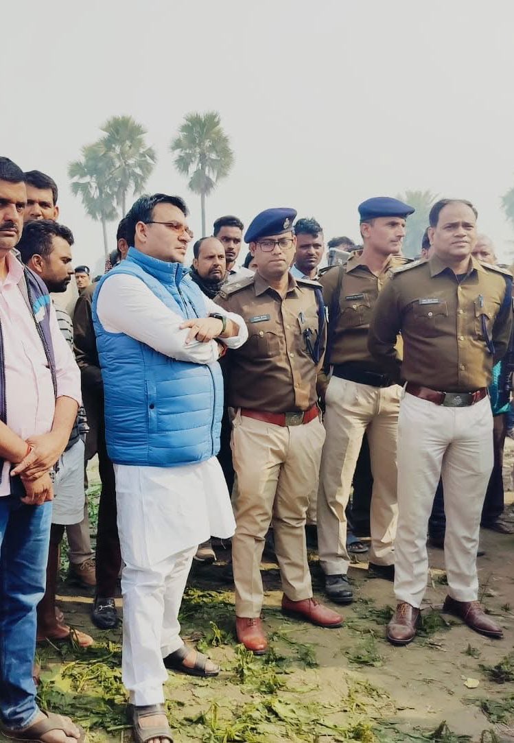 ManjeetJDUbihar's tweet photo. बैकुंठपुर थाना के चौकीदार पहाड़पुर निवासी क्षमेन्दर राज जी की सोनवलिया ढाला पर अज्ञात व्यक्तियों द्वारा चाकू मारकर निर्मम हत्या कर दी गई, घटनास्थल पर पुलिस अधीक्षक ,गोपालगंज के साथ पहुचा ।
(१/२) https://t.co/QKIH1crBNM