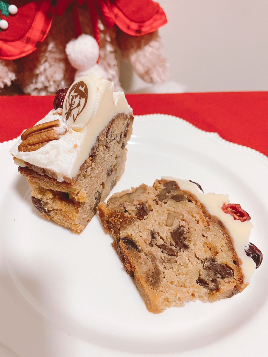 lehuamisa's tweet photo. マーロウクリスマスケーキ
食べてみたかったので嬉しい
小麦粉使わずにアーモンドプードル
たくさんのドライフルーツ
上のホワイトチョコが雪❄️ようで
可愛い💕 https://t.co/PwPearSy12