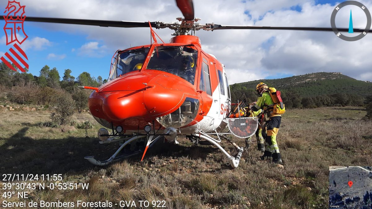 GVAbforestals's tweet photo. 🚁Continuem amb la pràctica de vols d'entrenament: embarcament i desembarcament o desplegar i recollir el bambi bucket o bossa per a transportar aigua.

📍#BombersForestalsGVA Helitransportada de Siete Aguas https://t.co/JMn6TvhtdX