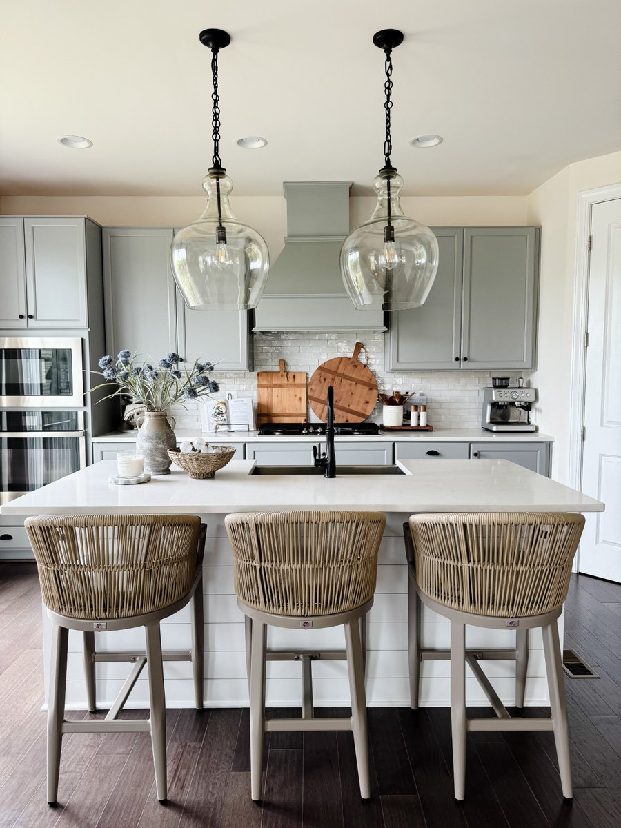 purpleleaf2013's tweet image. Winter is here, but our bar stools shine indoors too! 🏡 Perfect for your home bar or kitchen island. Where would you use yours? ❄️✨

#purpleleaf #BarStoolStyle #IndoorLiving #WinterVibes #CozySpaces #HomeDecor #MultifunctionalFurniture