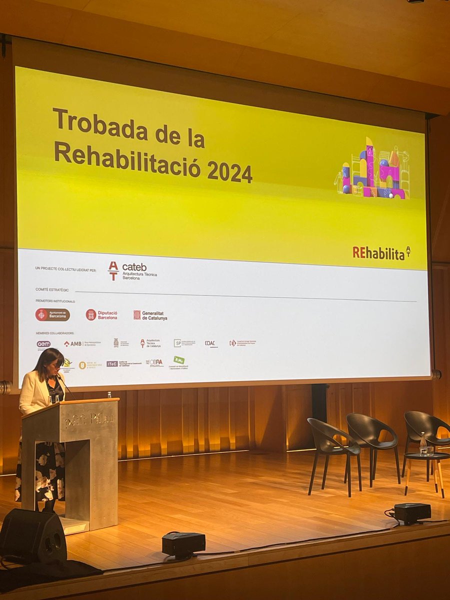 habitatgediba's tweet photo. Gemma Badia, presidenta delegada d’Urbanisme, Habitatge i Regeneració Urbana, inaugura la "Trobada de la rehabilitació’. Al llarg del dia reflexionarem sobre "com fer l’habitatge més eficient i sostenible, i proposarem solucions per impulsar la rehabilitació d'habitatges https://t.co/fLfXLQumcc