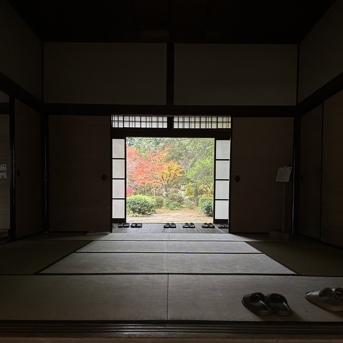 福岡県宮若市にある貝島百合野山荘を見学。

7-80年くらい誰も居住はしてないけど、守る会の方々が手入れして大変綺麗。
守る会では定期的に見学会を行ってるので興味ある方は是非入会を。
yurinosansou.sakura.ne.jp/nyukai_annai.h…

申込は「電話かFAX」で少し面倒だけど、昔のままのお屋敷は見る価値あると思う。