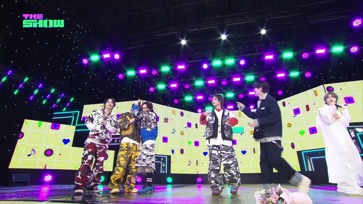 SELAMAT ENCORE + APPLE HAIR WAYV

WAYV FREQUENCY 1ST WIN
#Frequency1stWin 
#WayV2ndWin