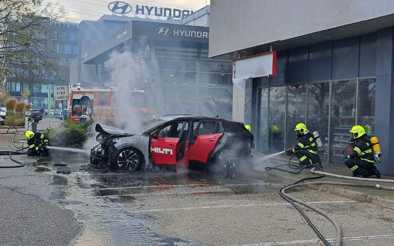evft_eu's tweet photo. Dva požiare elektromobilov v Bratislave v jeden deň 
🔥🚗🔥🚗🔥
Two Electric Vehicle Fires in Bratislava on the same Day 
https://t.co/gfJlA4cLxM
https://t.co/B80ChYQcGI https://t.co/eNDgc9szAJ