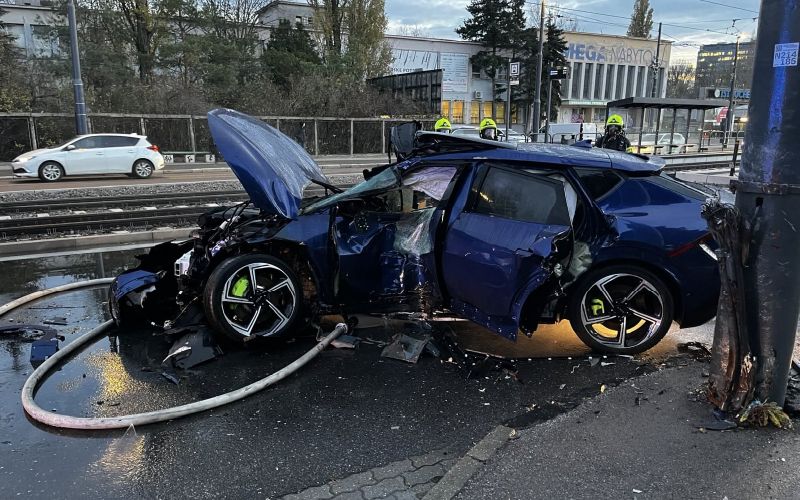 evft_eu's tweet photo. Dva požiare elektromobilov v Bratislave v jeden deň 
🔥🚗🔥🚗🔥
Two Electric Vehicle Fires in Bratislava on the same Day 
https://t.co/gfJlA4cLxM
https://t.co/B80ChYQcGI https://t.co/eNDgc9szAJ