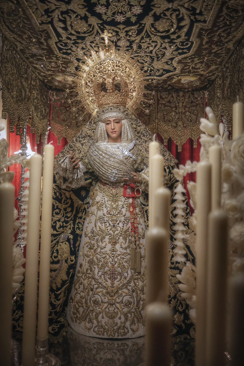 ManuFerGomezFot's tweet photo. Triana vive entre las flores y entre la cera encendida y en los faldones bordados y en los varales que riman con el aire que la mece como una vela extendida y en los costeros del sueño paso a paso a la deriva… https://t.co/UFTWHqtFkZ
