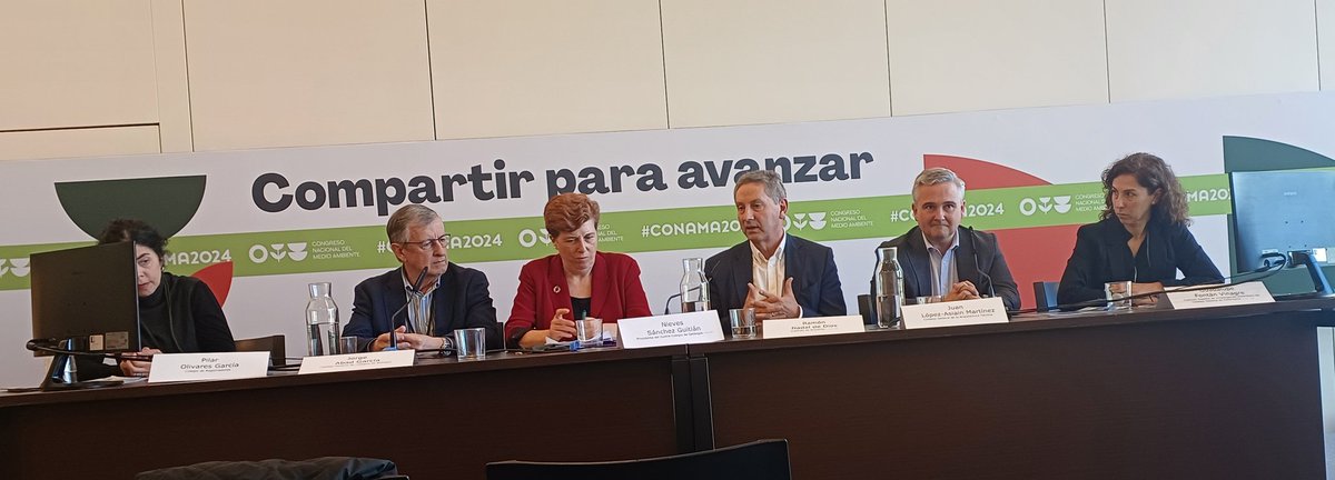Meli_MartinV's tweet photo. @IAE1959 @CGATEsp @Registrador_es @UProfesional @CGEnfermeria Continua indicando "Llevamos el compromiso y el cuidado integrado en nuestra profesión". Aboga por el compromiso y posicionamiento #OneHealth para movilizar a la profesión. Las #enfermeras "Podemos ser un gran agente de cambio" #CONAMA2024 @UProfesional https://t.co/jOC39kNTPl