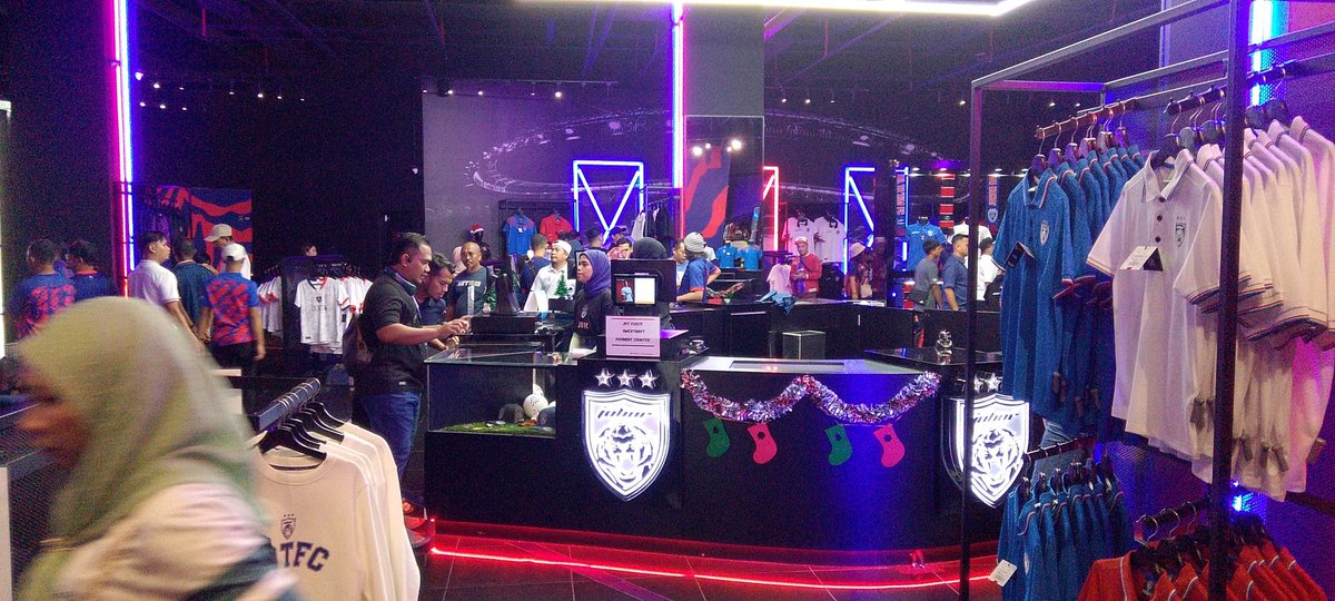 Livermeen55's tweet photo. ACLE MATCHDAY and guess what... JDT DIRECT are busy as always!!
Come and get your favorite merchandise guys!
#jdtdirect
#acle
#jdtburiram
@OfficialJohor @juanbudiman @farhanarts https://t.co/5FmFCjmA9d