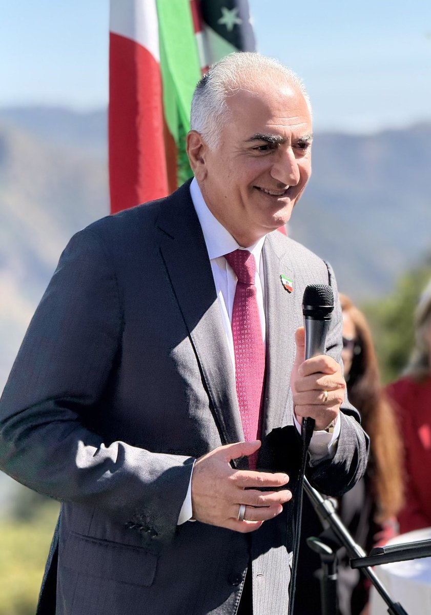 amiretemadi's tweet photo. با وجود همه ناملایمات و خیانت‌ها نسبت به خود و خانواده‌شان، چهار دهه است که زندگی‌شان را وقف آزادی ایران کرده‌اند؛ اما نه به اجبار و به دلیل عنوان و جایگاه؛ بلکه داوطلبانه و آگاهانه و از روی عشق به میهن و هم‌میهنان. این انتخاب آزادانه برای شاهزاده رضا پهلوی بسیار مهم است، و در ایران آزاد هم می‌خواهند همین آزادی انتخاب و تصمیم‌گیری را داشته باشند.

برای درک بهتر به همین مورد پذیرش نقش رهبری انقلاب ملی و دوران گذار نگاه کنید. شاهزاده این نقش را در پاسخ به درخواست‌های هم‌میهنان و بر اساس مسئولیت شهروندی و ملی پذیرفتند نه به اجبار تاریخ و به دلیل نقش ولیعهدی. تفاوت ظریفی است که درک دقیق آن به‌ویژه از سوی حامیان شاهزاده، به ایشان کمک خواهد کرد تا با آرامش خاطر بیشتری، کشتی طوفان‌زده ایران را به سوی ساحل آزادی و استقرار دولت ملی هدایت کنند.