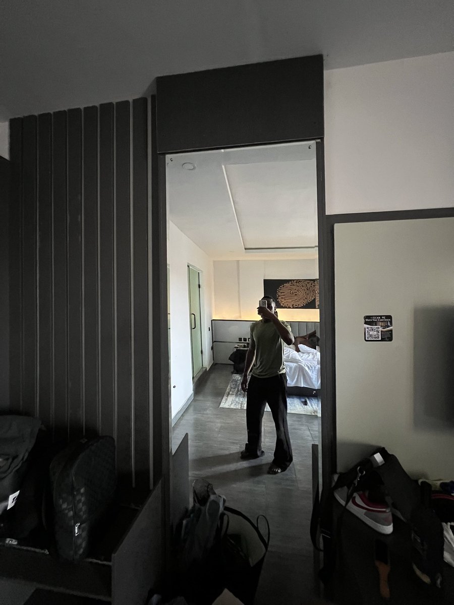 padreeben's tweet photo. See my beautiful hotel room Vs the view outside 😭 https://t.co/sRk9LNdcUp
