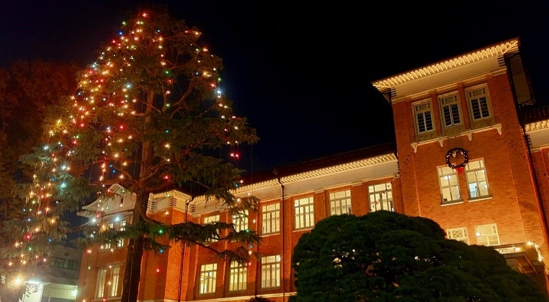 TBSCing's tweet photo. 【🎄TBSCが司会を担当しました🎇】
この度、12/2に行われました「津田塾大学 クリスマスツリー点灯式」にて、本部員の松島が司会・進行を担当させて頂きました！
沢山の方に点灯の瞬間を見届けていただき、素敵なひとときになりました！ありがとうございます✨
#放送研究会
#tbsc https://t.co/mfiqGUwS5m