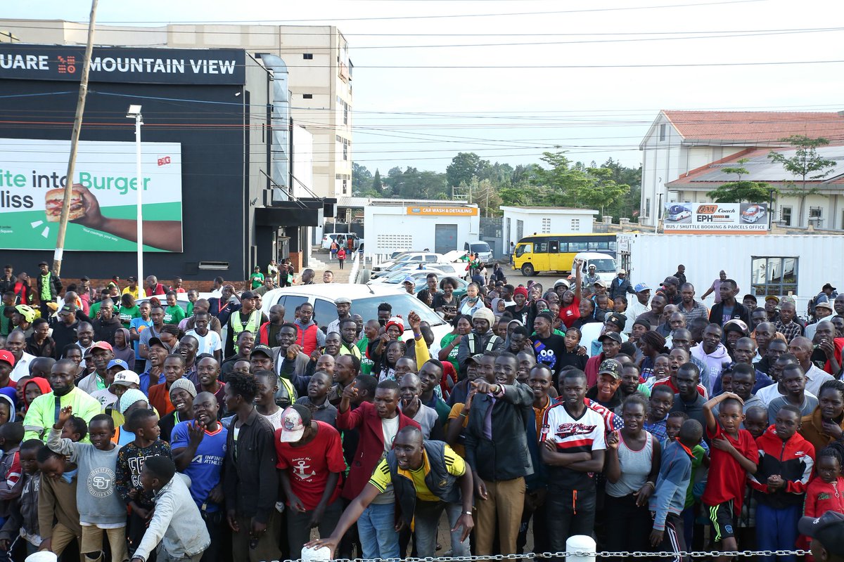 WangureJoshua's tweet photo. @SafaricomPLC through #SambazaFurahaNaSafaricom nationwide caravan wanakam mtaa this festive. Usipitwe jo, kuna alot of fun &amp; gifts; unaweza pita na mbuzi, menje, kuku ama credo ivo tu ✔️. This week tuko Nairobi region; @SaltyPuppy @KanairoParts hii isiwapite! https://t.co/zHTxAjgdhu