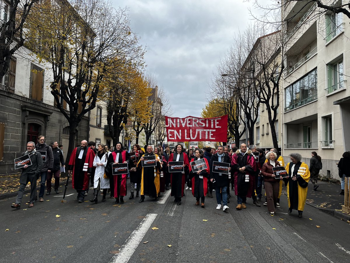 🚨 #UNIVERSITESENDANGER | En direct : les représentants de l’#UCA (gouvernance, étudiants, personnel s) marchent vers le Rectorat après l’AG pour porter un message fort contre les mesures budgétaires insoutenables. #Budget2025