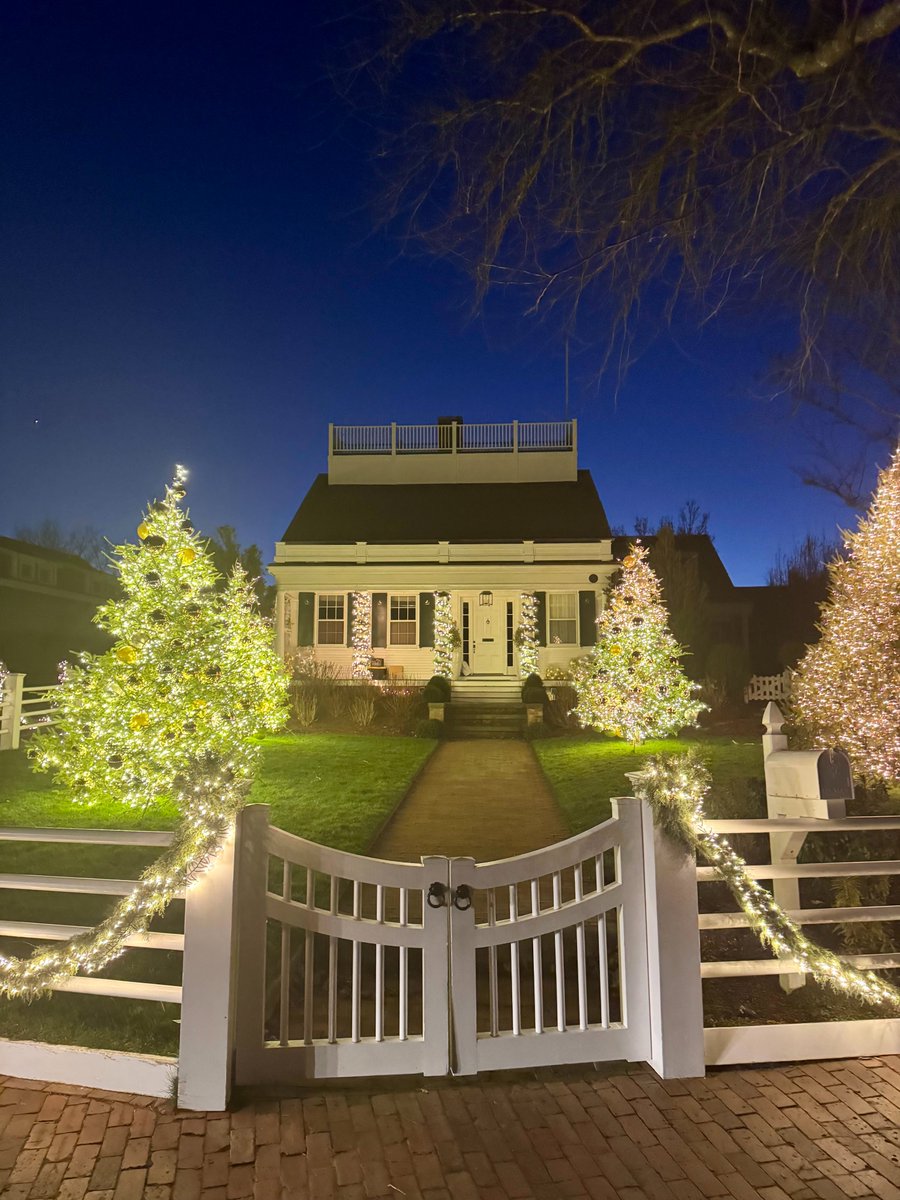 Christmas magic is silent…You don’t hear it, you feel it…You know it…You believe it!🧜🏻‍♀️🌊✨ Read more in today’s blog post  HERE - katieuhran.com/blog/getting-r…