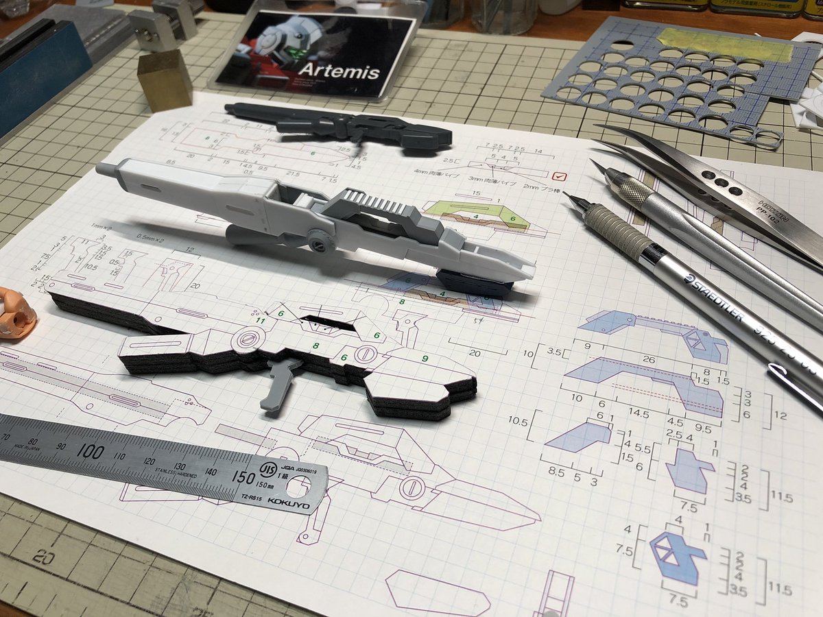 Artemis_hobby's tweet photo. 応用力がないのでとりあえずラフスケッチや図面を起こしてから切り出して組みます
場合によってはモックも作ります
　
0.5mm単位で切り出ししたりしますが、溶着で誤差が出るので、最終的には力技で🙈

あとは…焦らず時間をかけて🙈

#あなたのスクラッチのコツ https://t.co/GqYh0E1z8c