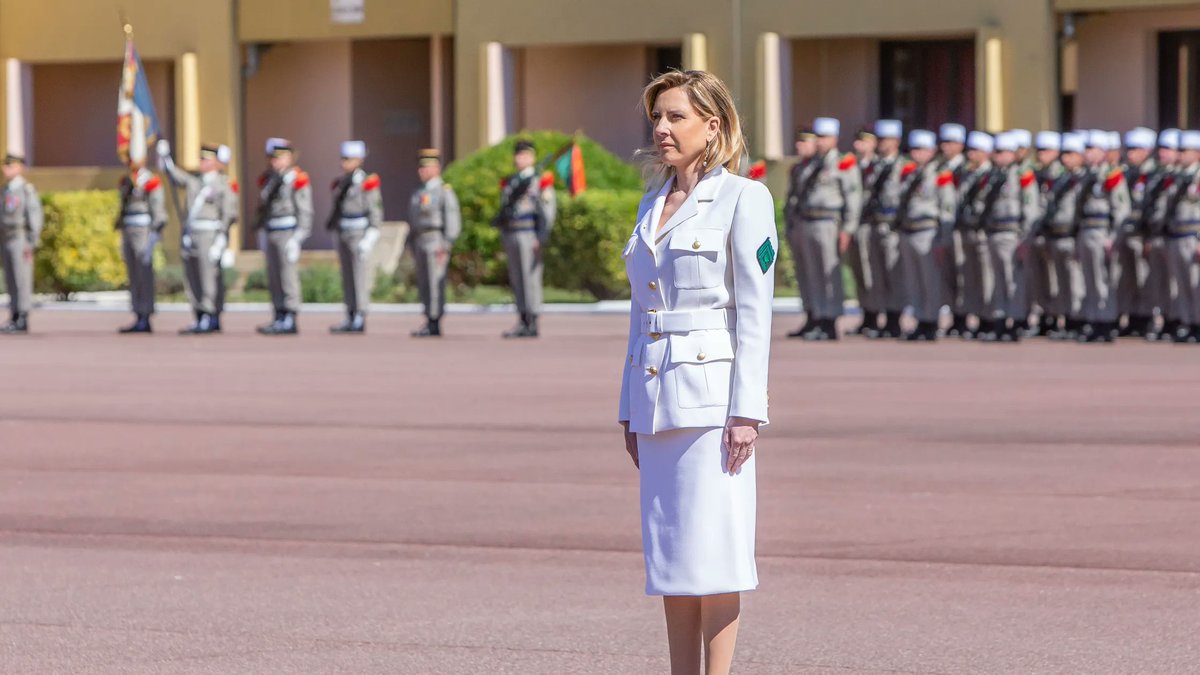 L’une a livré la bombe atomique à Staline, l’autre a reçu des ordres directs de Kim Jong-Il pour faire exploser un avion, une troisième a sillonné l'Afghanistan, enchaînant les rencontres avec des leaders de groupes terroristes.
Dans un livre absolument palpitant, <a href="/BuissonMlb/">Marie-Laure Buisson</a>