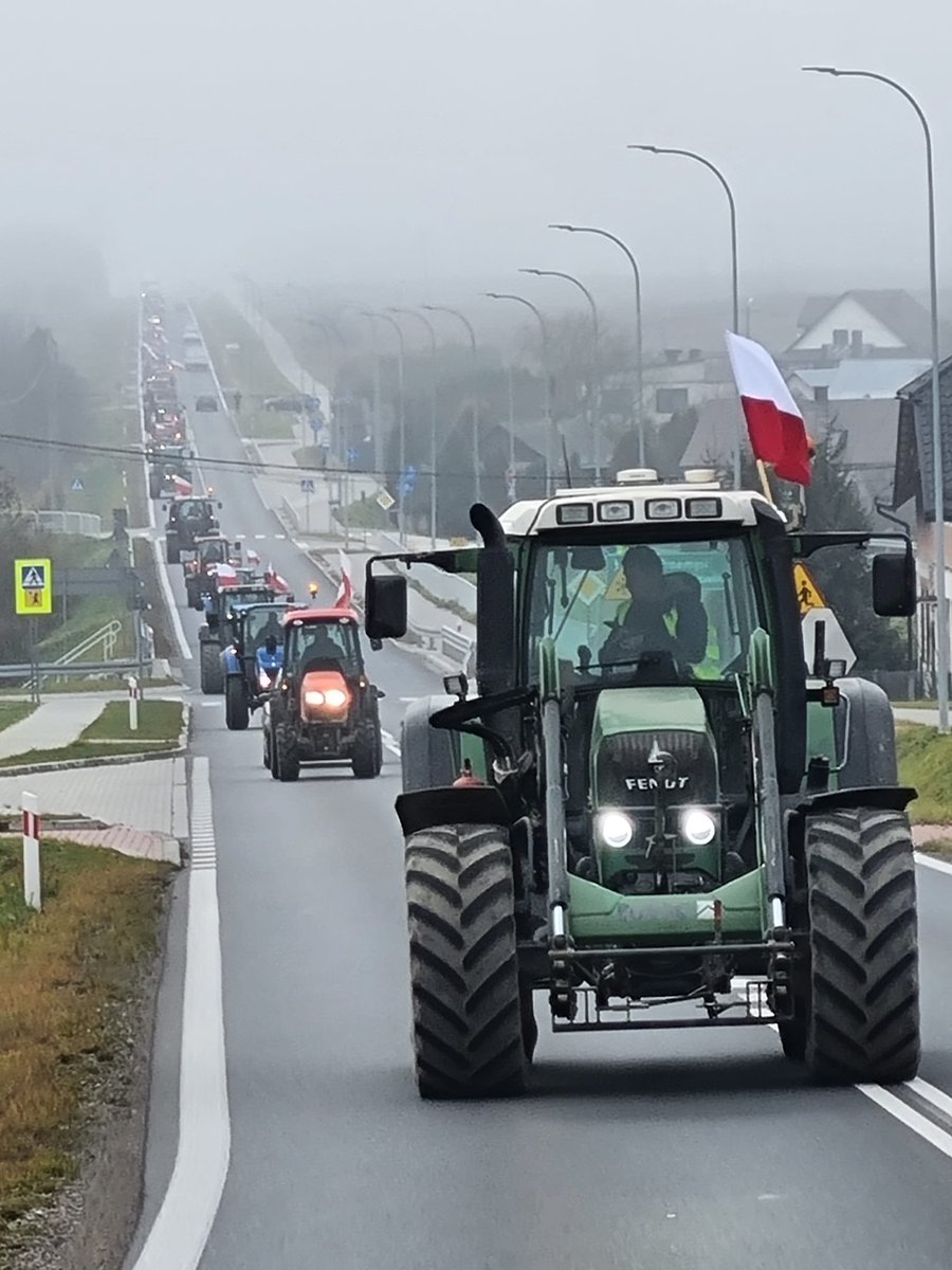 Tarnogród . 
Ostrzegawczy. 
-Ustawa łańcuchowa oraz umowa z Mercosur to tematy, na których rolnicy trzymają puls . 
Jeśli jedno albo drugi dojdzie do skutku mamy sytuację z lutego 2024