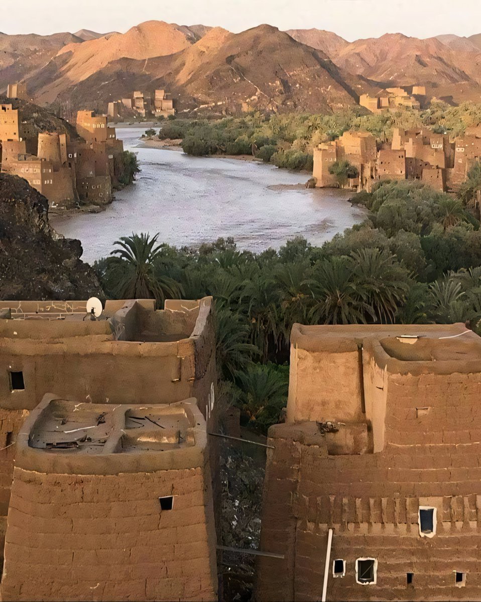 Yemen, vadideki kerpiç evler.