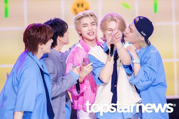 wayizhuo's tweet photo. WAYV                                                       WAYV
1ST WIN                                                   2ND WIN https://t.co/rTLD02u5i1