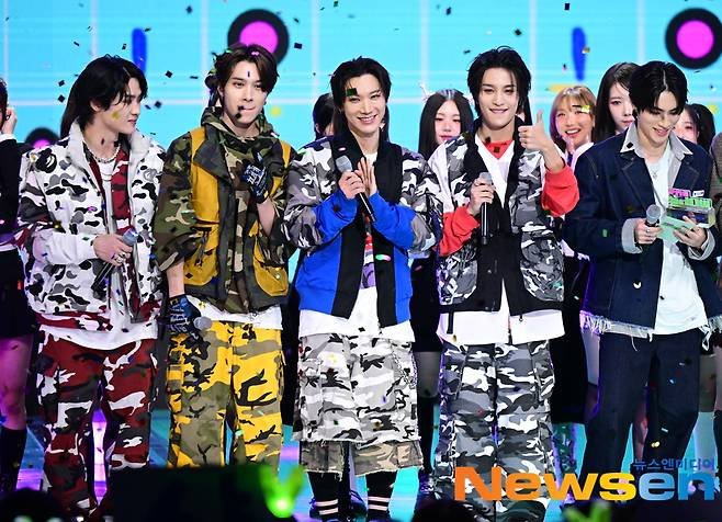 wayizhuo's tweet photo. WAYV                                                       WAYV
1ST WIN                                                   2ND WIN https://t.co/rTLD02u5i1